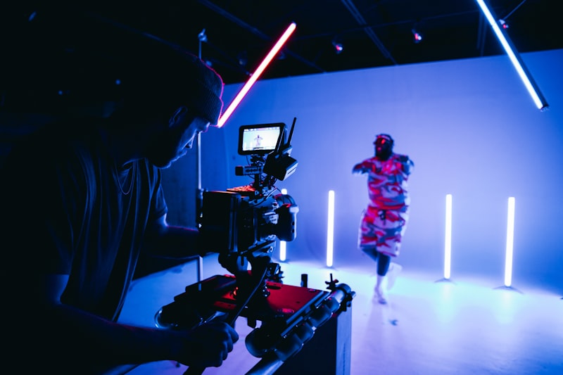 Videodreh im Studio mit Neonlicht